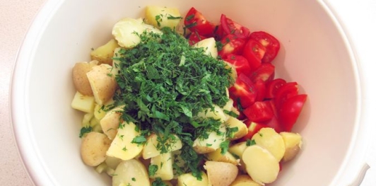 Фото приготовления рецепта: Салат с перцем, помидорами и молодым картофелем - шаг №14