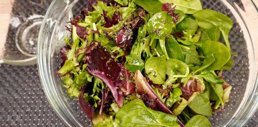 Фото приготовления рецепта: Салат с помидорами, брынзой и шпинатом - шаг №6