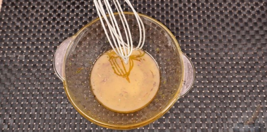 Фото приготовления рецепта: Салат с помидорами, брынзой и шпинатом - шаг №5