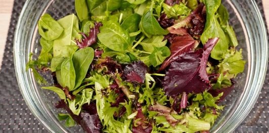 Фото приготовления рецепта: Салат с помидорами, брынзой и шпинатом - шаг №3