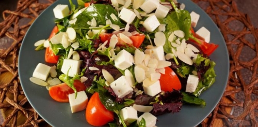 Фото приготовления рецепта: Салат с помидорами, брынзой и шпинатом - шаг №10