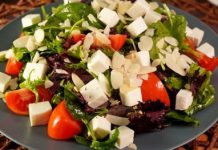 Салат с помидорами, брынзой и шпинатом