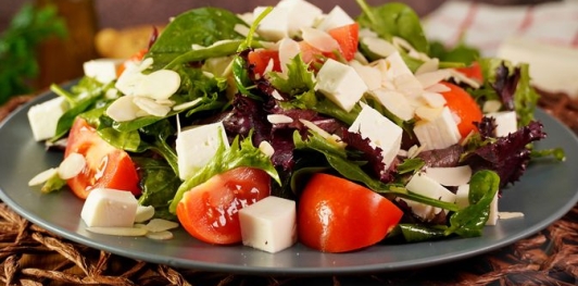 Фото приготовления рецепта: Салат с помидорами, брынзой и шпинатом - шаг №11