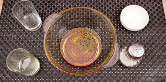 Фото приготовления рецепта: Салат с помидорами, брынзой и шпинатом - шаг №4