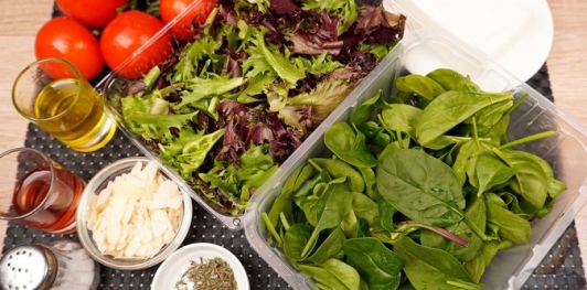 Фото приготовления рецепта: Салат с помидорами, брынзой и шпинатом - шаг №1