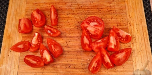 Фото приготовления рецепта: Салат с помидорами, брынзой и шпинатом - шаг №9