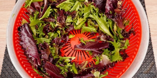 Фото приготовления рецепта: Салат с помидорами, брынзой и шпинатом - шаг №2