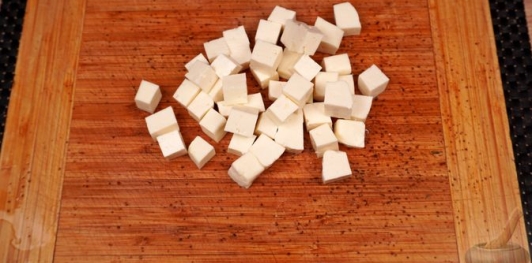 Фото приготовления рецепта: Салат с помидорами, брынзой и шпинатом - шаг №8