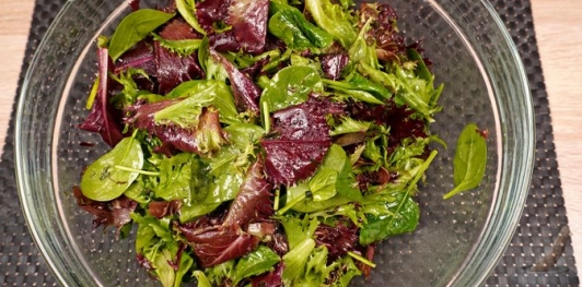 Фото приготовления рецепта: Салат с помидорами, брынзой и шпинатом - шаг №7