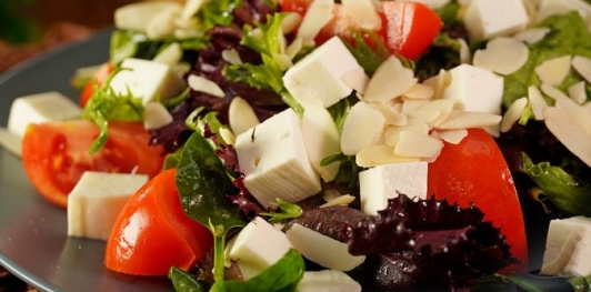 Фото приготовления рецепта: Салат с помидорами, брынзой и шпинатом - шаг №12