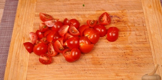 Фото приготовления рецепта: Салат с тунцом, шпинатом, помидорами и авокадо - шаг №2