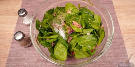 Фото приготовления рецепта: Салат с тунцом, шпинатом, помидорами и авокадо - шаг №6