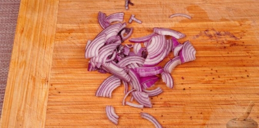 Фото приготовления рецепта: Салат с тунцом, шпинатом, помидорами и авокадо - шаг №4