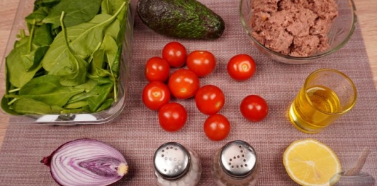 Фото приготовления рецепта: Салат с тунцом, шпинатом, помидорами и авокадо - шаг №1