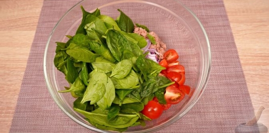 Фото приготовления рецепта: Салат с тунцом, шпинатом, помидорами и авокадо - шаг №5