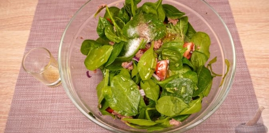 Фото приготовления рецепта: Салат с тунцом, шпинатом, помидорами и авокадо - шаг №7