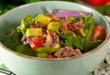 Салат с тунцом, шпинатом, помидорами и авокадо