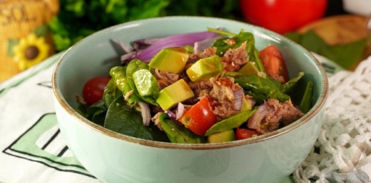 Фото приготовления рецепта: Салат с тунцом, шпинатом, помидорами и авокадо - шаг №11