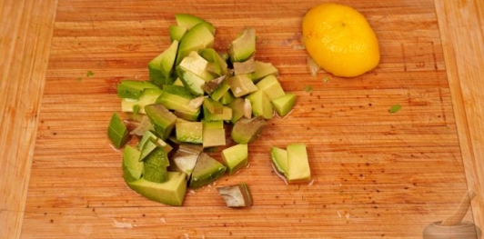 Фото приготовления рецепта: Салат с тунцом, шпинатом, помидорами и авокадо - шаг №8