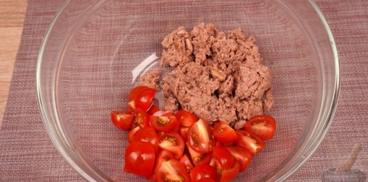 Фото приготовления рецепта: Салат с тунцом, шпинатом, помидорами и авокадо - шаг №3