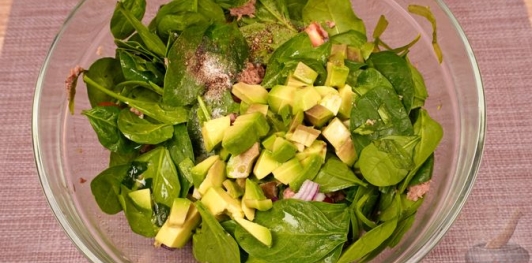 Фото приготовления рецепта: Салат с тунцом, шпинатом, помидорами и авокадо - шаг №9