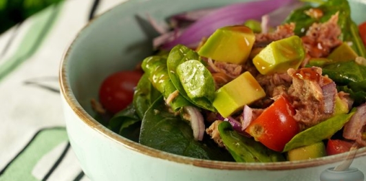 Фото приготовления рецепта: Салат с тунцом, шпинатом, помидорами и авокадо - шаг №10