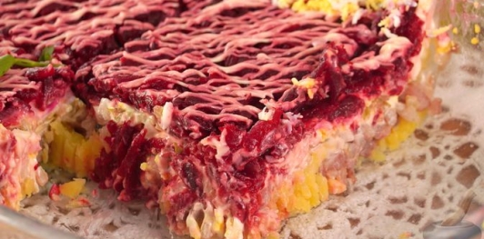 Фото приготовления рецепта: Салат "Селёдка под шубой" по-польски - шаг №22