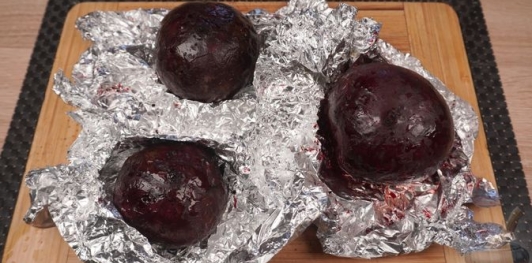 Фото приготовления рецепта: Салат "Селёдка под шубой" по-польски - шаг №6