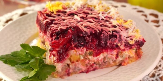 Фото приготовления рецепта: Салат "Селёдка под шубой" по-польски - шаг №21