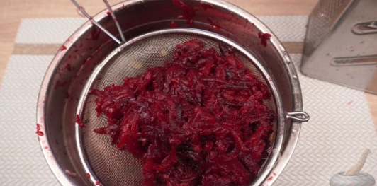 Фото приготовления рецепта: Салат "Селёдка под шубой" по-польски - шаг №14