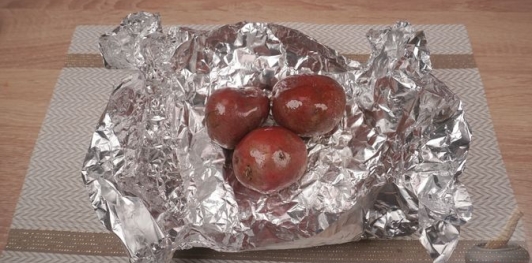 Фото приготовления рецепта: Салат "Селёдка под шубой" по-польски - шаг №2