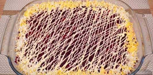 Фото приготовления рецепта: Салат "Селёдка под шубой" по-польски - шаг №19