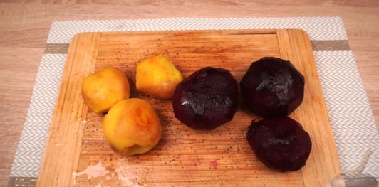 Фото приготовления рецепта: Салат "Селёдка под шубой" по-польски - шаг №7