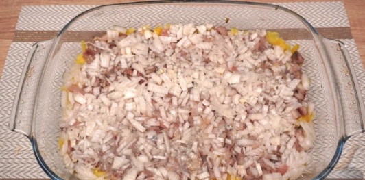 Фото приготовления рецепта: Салат "Селёдка под шубой" по-польски - шаг №11