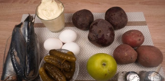 Фото приготовления рецепта: Салат "Селёдка под шубой" по-польски - шаг №1