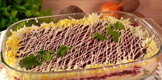 Фото приготовления рецепта: Салат "Селёдка под шубой" по-польски - шаг №20