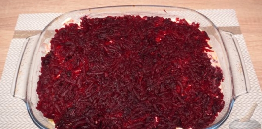 Фото приготовления рецепта: Салат "Селёдка под шубой" по-польски - шаг №17