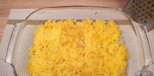 Фото приготовления рецепта: Салат "Селёдка под шубой" по-польски - шаг №9