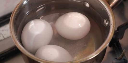 Фото приготовления рецепта: Салат "Селёдка под шубой" по-польски - шаг №4