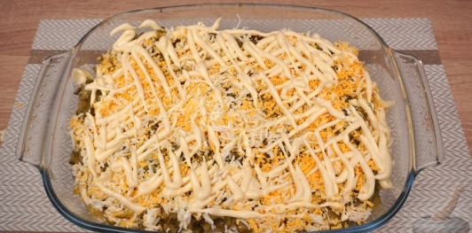 Фото приготовления рецепта: Салат "Селёдка под шубой" по-польски - шаг №16