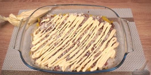 Фото приготовления рецепта: Салат "Селёдка под шубой" по-польски - шаг №12