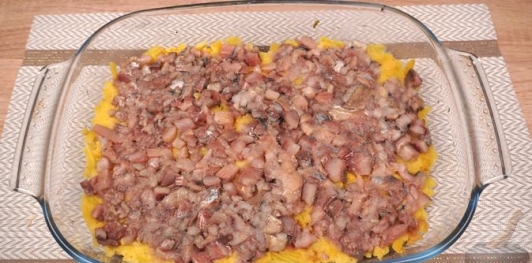 Фото приготовления рецепта: Салат "Селёдка под шубой" по-польски - шаг №10