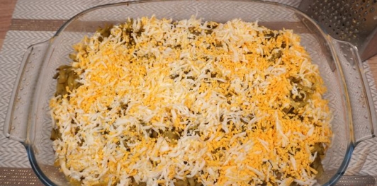 Фото приготовления рецепта: Салат "Селёдка под шубой" по-польски - шаг №15