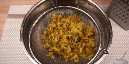 Фото приготовления рецепта: Салат "Селёдка под шубой" по-польски - шаг №8