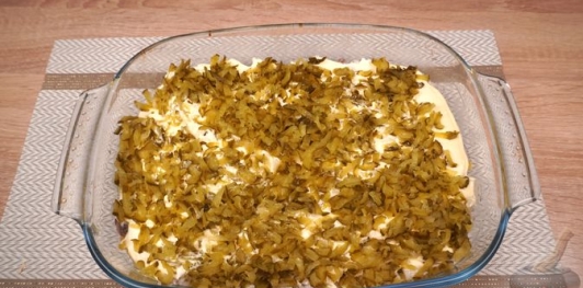 Фото приготовления рецепта: Салат "Селёдка под шубой" по-польски - шаг №13