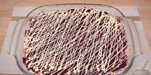 Фото приготовления рецепта: Салат "Селёдка под шубой" по-польски - шаг №18