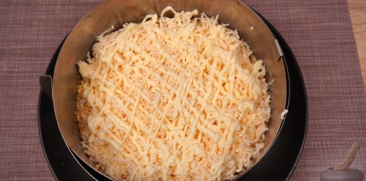 Фото приготовления рецепта: Салат "Селёдка под снегом" - шаг №16