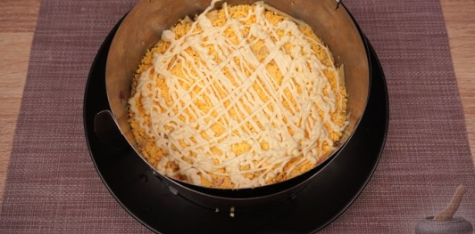 Фото приготовления рецепта: Салат "Селёдка под снегом" - шаг №14