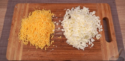 Фото приготовления рецепта: Салат "Селёдка под снегом" - шаг №9