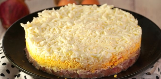 Фото приготовления рецепта: Салат "Селёдка под снегом" - шаг №18